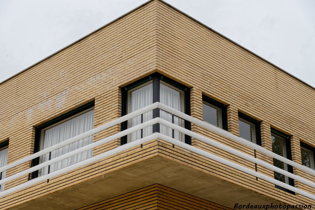 La structure basée sur des piliers de béton permet des fenêtres d'angles , ce qui n'est pas possible avec des murs classiques.